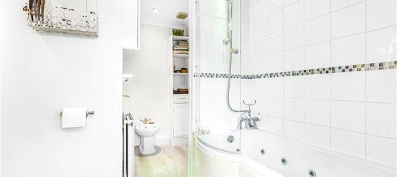 4 bedrooms House in Surrey, United Kingdom No. 8562 11