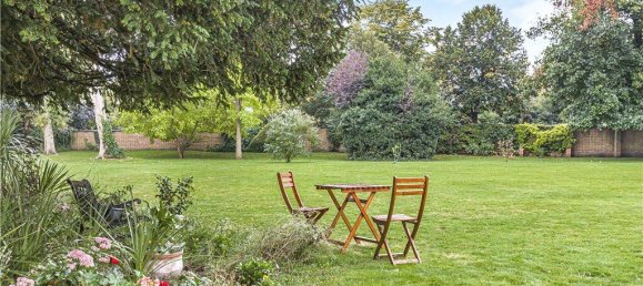 4 bedrooms House in Surrey, United Kingdom No. 8562 4