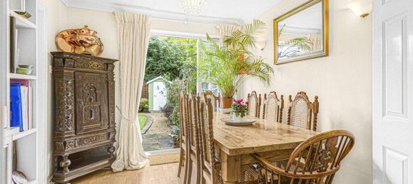 4 bedrooms House in Surrey, United Kingdom No. 8562 5