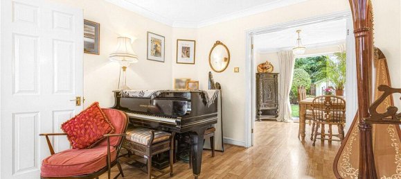 4 bedrooms House in Surrey, United Kingdom No. 8562 6