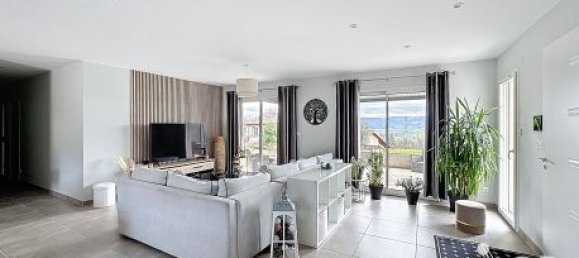 3 bedrooms Villa in Loire, France No. 305538 5