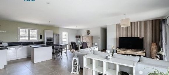 3 bedrooms Villa in Loire, France No. 305538 3