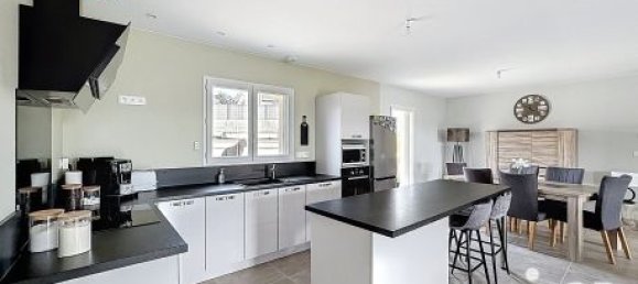 3 bedrooms Villa in Loire, France No. 305538 4