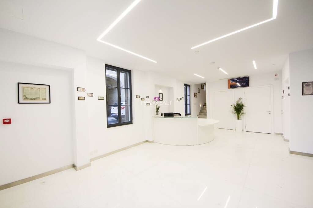 Oficina en Sliema, Malta 135 m² No. 13568