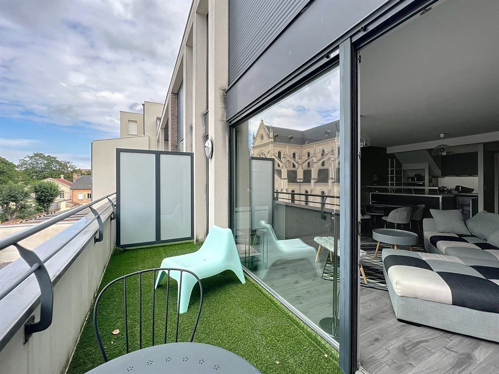 Dúplex de 2 dormitorios en Reims, France No. 73954