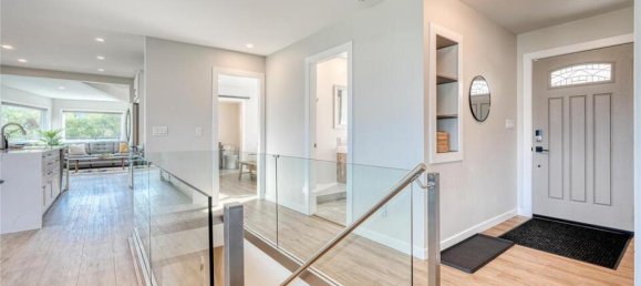 3 bedrooms House in British Columbia, Canada No. 1098 4