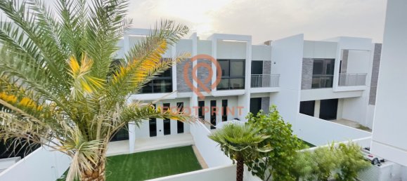 4 bedrooms Townhouse in Dubai, UAE No. 24419 11