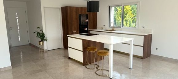 3 bedrooms House in Auxerre, France No. 304764 2