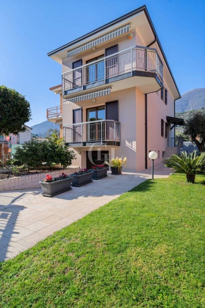 4 bedrooms Villa in Toscolano Maderno, Italy No. 122101