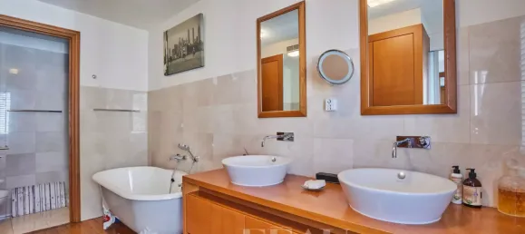 4 bedrooms Duplex in Paris, France No. 182702 12