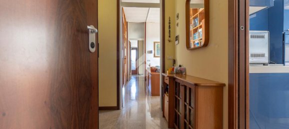 3-salle Appartement à Marnate, Italy No. 7334 2