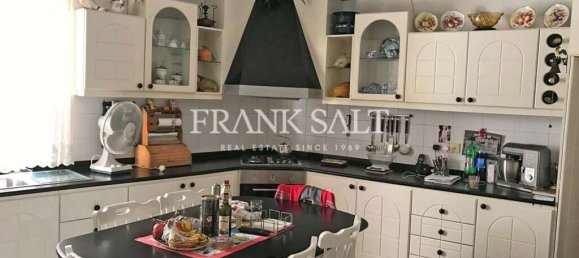 4 bedrooms Townhouse in Luqa, Malta No. 2473 2