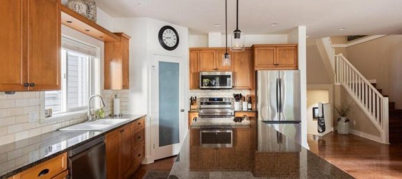 4 bedrooms House in British Columbia, Canada No. 1203 6