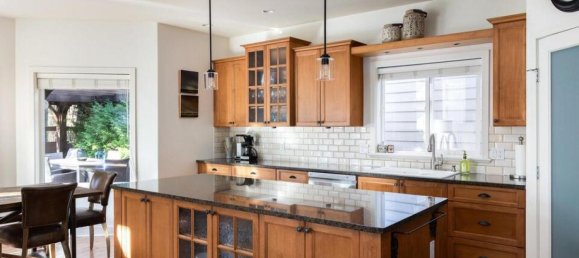 4 bedrooms House in British Columbia, Canada No. 1203 5