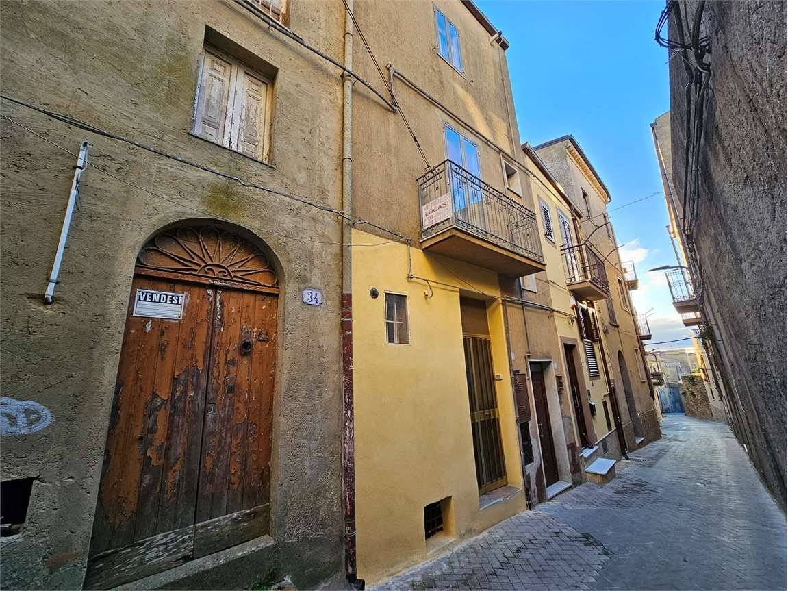 2 bedrooms House in Enna, Italy No. 33811