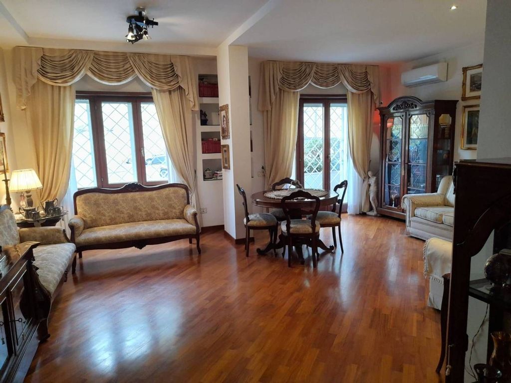 4 bedrooms House in Naples, Italy No. 98078