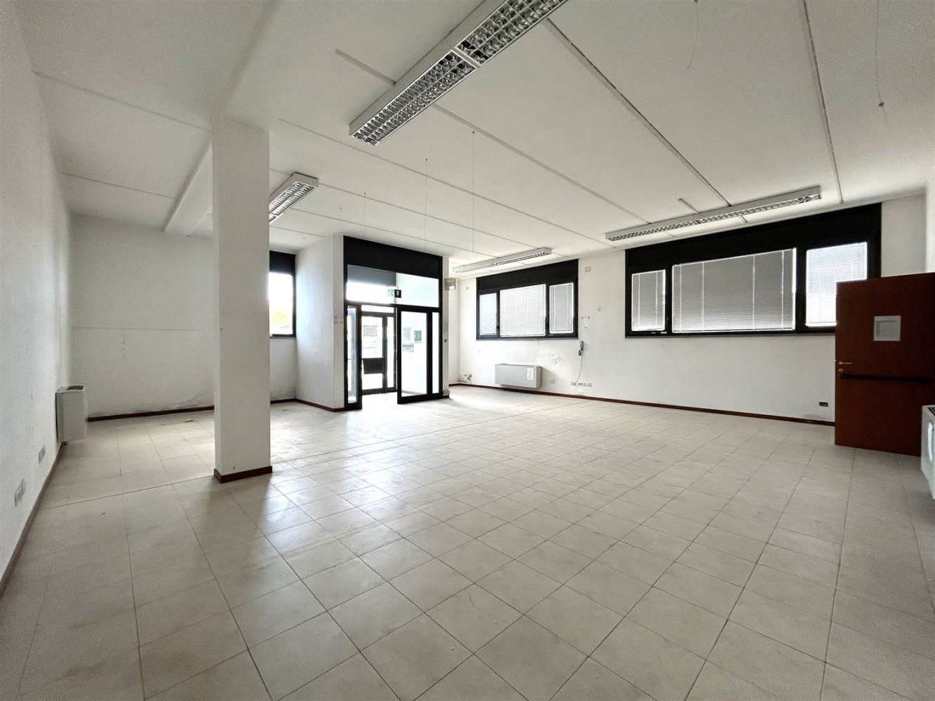 720m² Office in Borgo San Lorenzo, Italy No. 365085