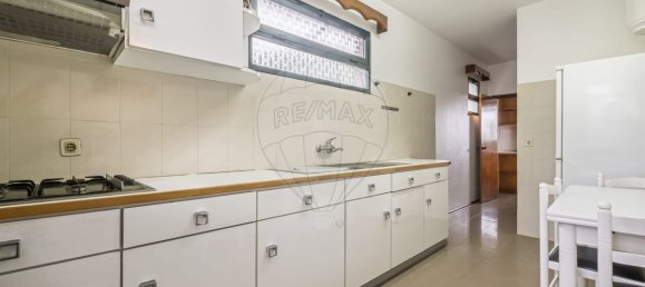 9 bedrooms Building in Santa Cruz, Portugal No. 136646 2