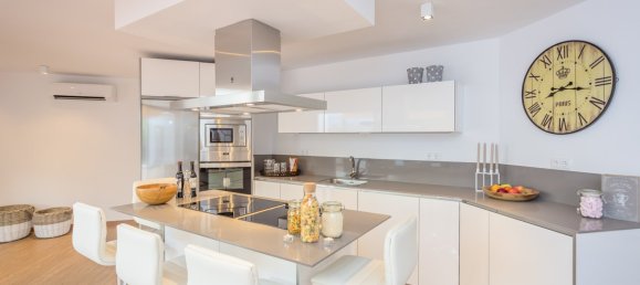 4 bedrooms Villa in Estepona, Spain No. 9975 4