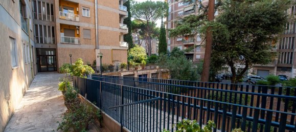 4 rooms Apartment in Rome, Italy No. 294533 2