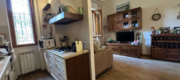 2 bedrooms Apartment in Florence, Italy No. 45457 4