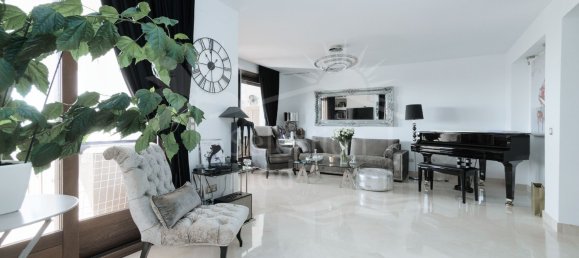 4 bedrooms Townhouse in El Paraiso, Spain No. 105915 2