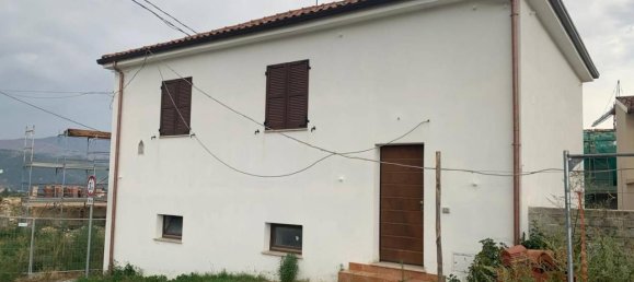 Квартира с 4 комнатами в Л’Акуила, Италия № 153204 2