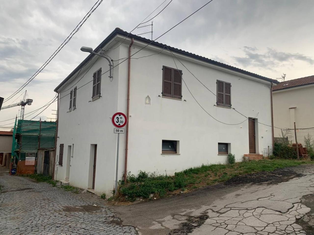 Квартира с 4 комнатами в Л’Акуила, Италия № 153204