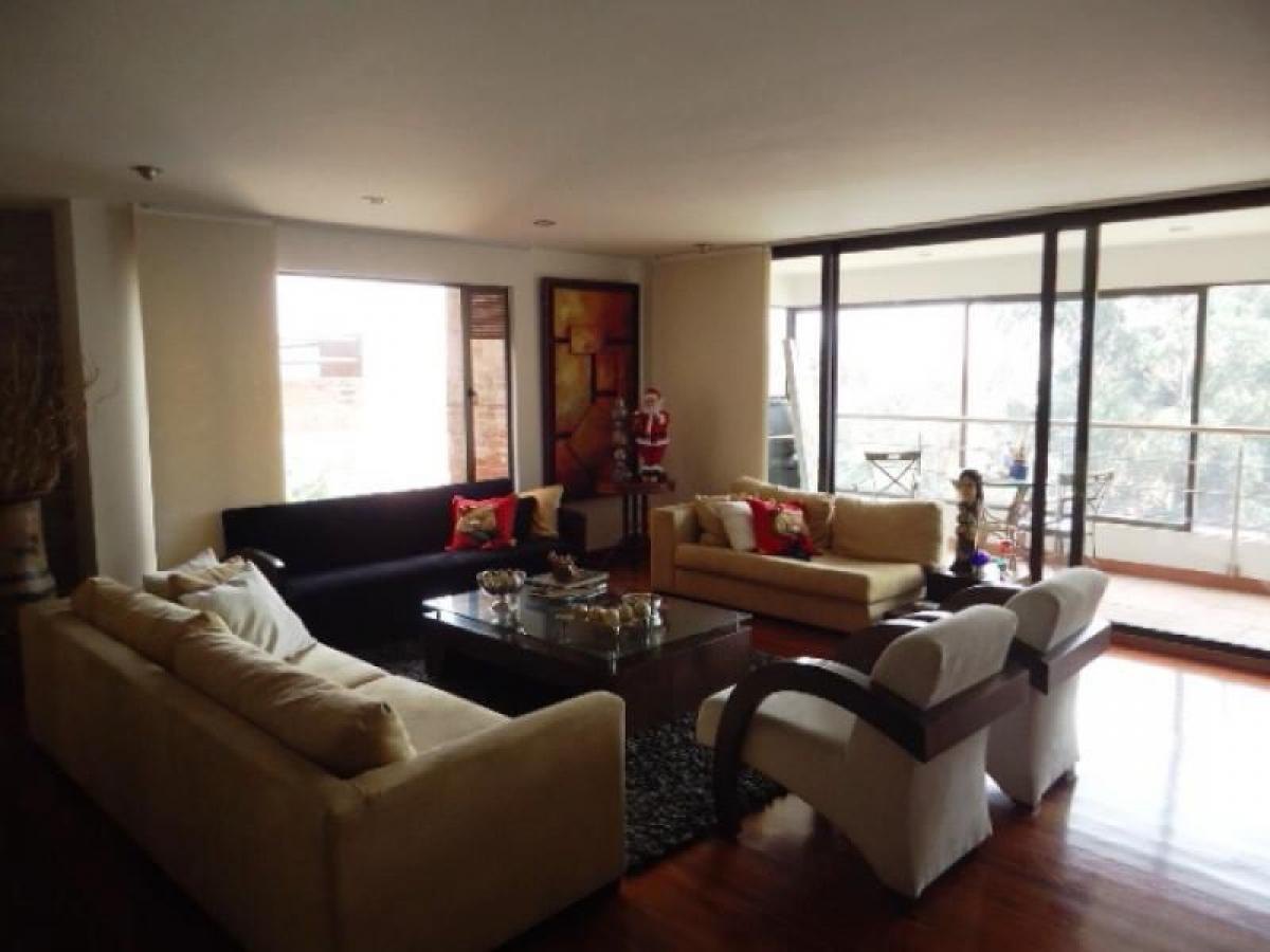 Casa de 4 dormitorios en Bogotá, Colombia No. 10313