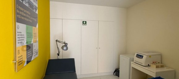 123m² Commercial property in Lisbon, Portugal No. 70221 3