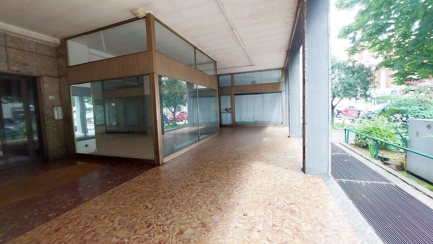 124m² Commercial property in Cesano Maderno, Italy No. 71642