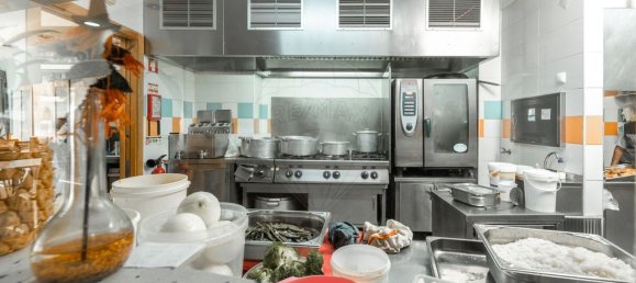 197m² Commercial property in Setubal, Portugal No. 57093 33