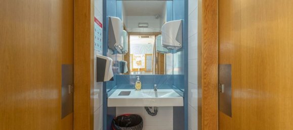 197m² Commercial property in Setubal, Portugal No. 57093 9