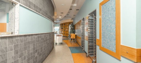 197m² Commercial property in Setubal, Portugal No. 57093 5