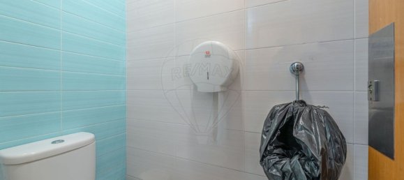 197m² Commercial property in Setubal, Portugal No. 57093 10