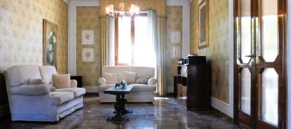 8 rooms House in Empoli, Italy No. 44974 6