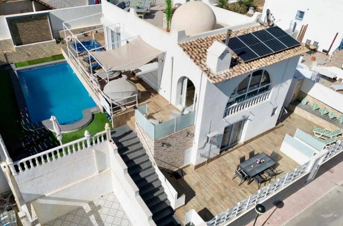 5 bedrooms Villa in Alicante, Spain No. 133137