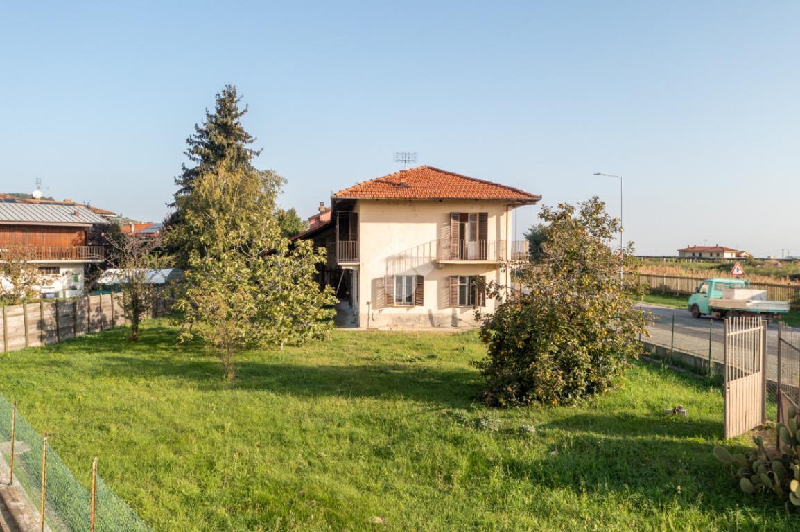 6 rooms House in Costigliole Saluzzo, Italy No. 21828