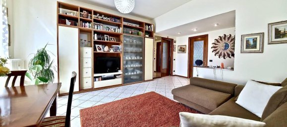 3-salle Appartement à Senago, Italy No. 31632 3