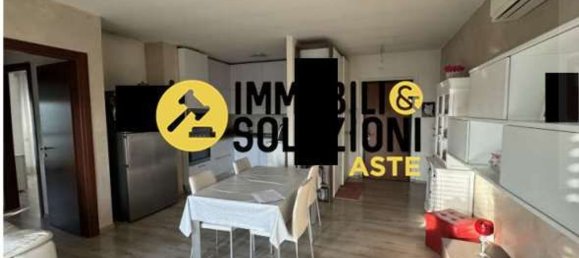 3-salle Appartement à Cardano al Campo, Italy No. 3234 18