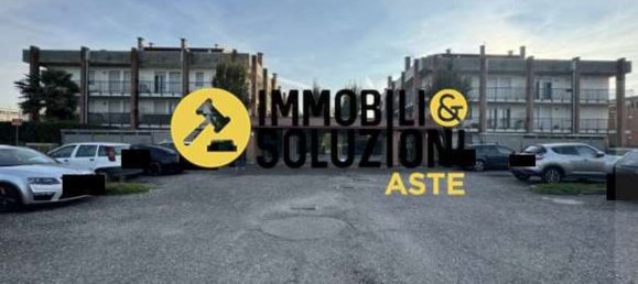 3-salle Appartement à Cardano al Campo, Italy No. 3234 5