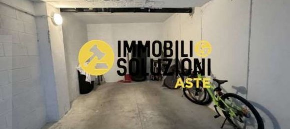 3-salle Appartement à Cardano al Campo, Italy No. 3234 32