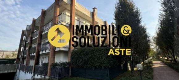 3-salle Appartement à Cardano al Campo, Italy No. 3234 3