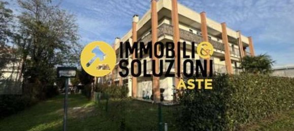 3-salle Appartement à Cardano al Campo, Italy No. 3234 4