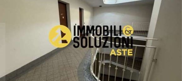 3-salle Appartement à Cardano al Campo, Italy No. 3234 10
