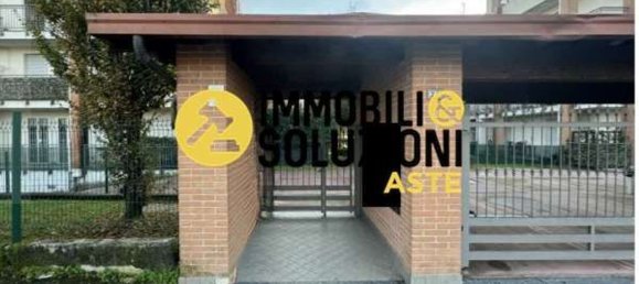 3-salle Appartement à Cardano al Campo, Italy No. 3234 8