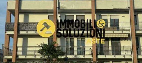 3-salle Appartement à Cardano al Campo, Italy No. 3234 6