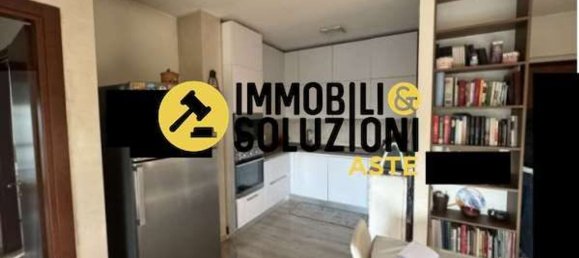 3-salle Appartement à Cardano al Campo, Italy No. 3234 17