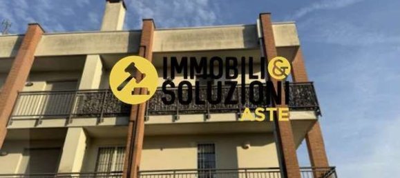 3-salle Appartement à Cardano al Campo, Italy No. 3234 2