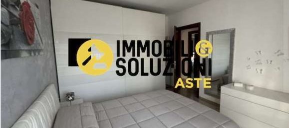 3-salle Appartement à Cardano al Campo, Italy No. 3234 14